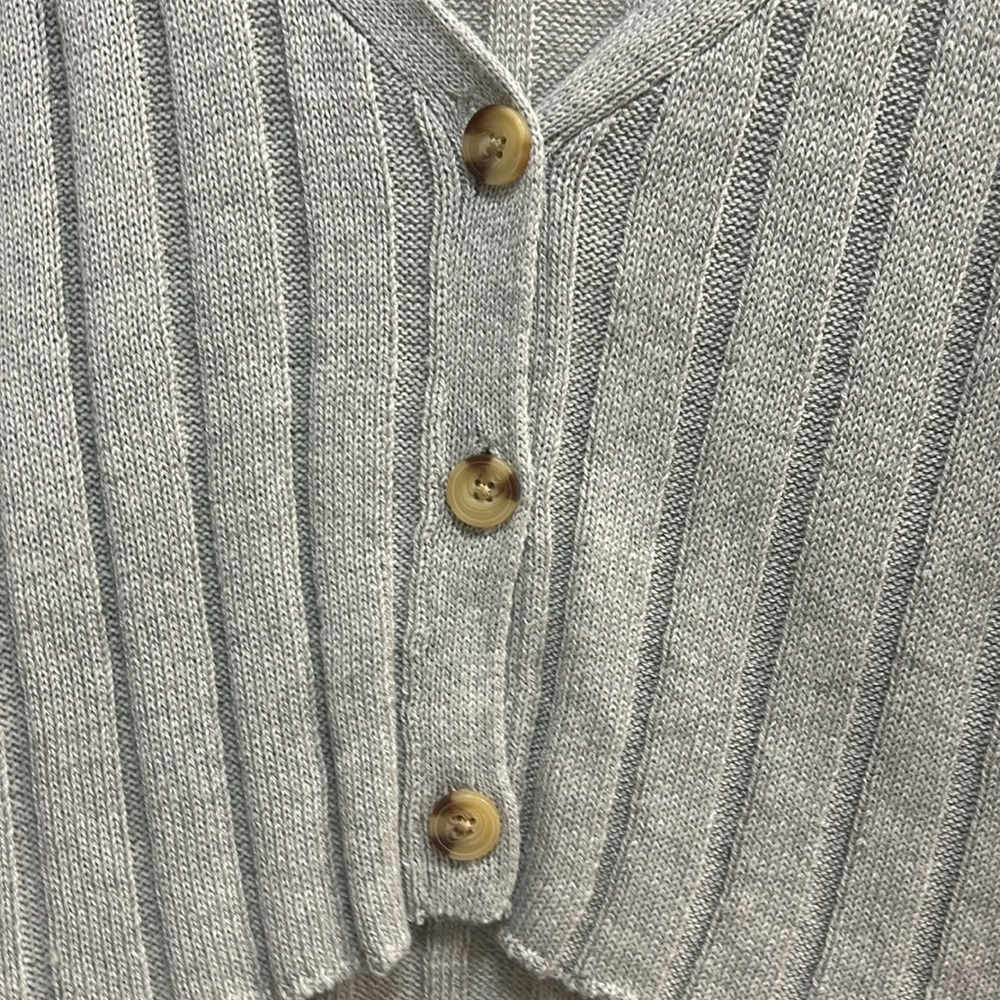 Aeropostale Grey Long Sleeve Cropped Button Up Sweater Size Medium WORN ONCE - Picture 3 of 6